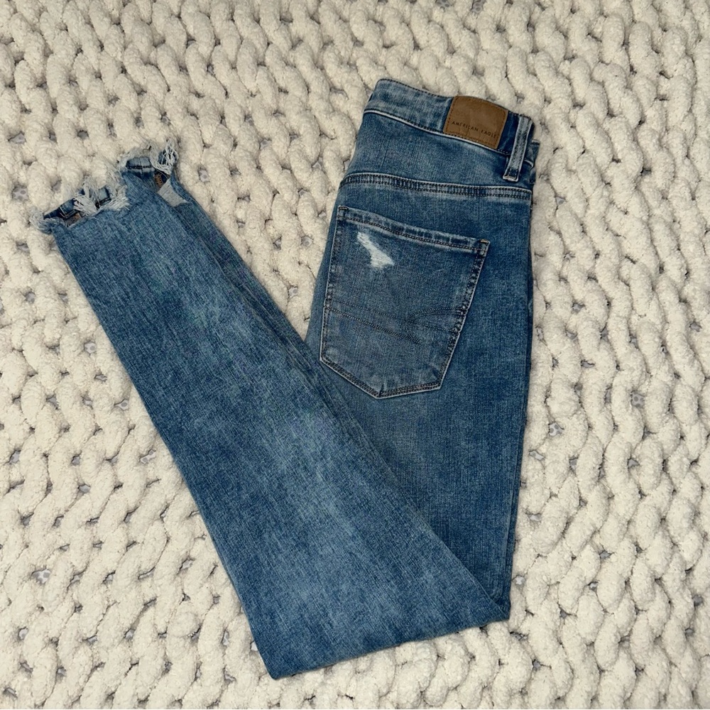 NWOT American Eagle THE DREAM JEAN Distressed Cropped Jean